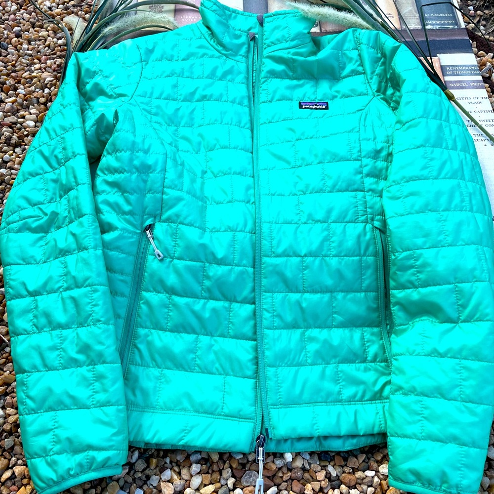 Lovely Light Green Patagonia women’s Jacket. Full zipper; 2 side pockets